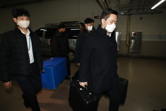 서울경찰청 강력범죄수사대가 건설현장 불법행위와 관련해 양대노총 건설노조를 압수수색한 19일 서울 영등포구 민주노총 건설노조 서울경기북부지부에서 압수수색을 마친 경찰 관계자들이 압수품을 들고 차량으로 향하고 있다. 연합뉴스