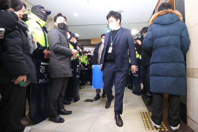 지난 1월 19일 서울경찰청 강력범죄수사대가 서울 영등포구 민주노총 건설노조 서울경기북부지부에서 압수수색을 마친 뒤 압수품을 들고 이동하고 있다. 연합뉴스
