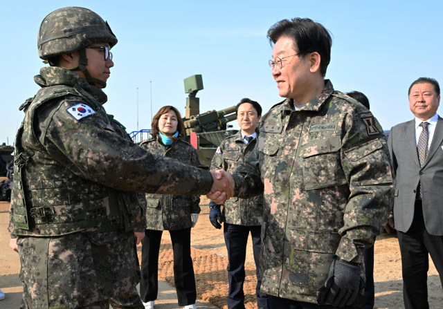 더불어민주당 이재명 대표가 19일 오후 경기도 파주 소재 방공부대를 방문해 단거리 지대공 유도미사일 천마 등을 살펴본 뒤 장병을 격려하고 있다. 연합뉴스