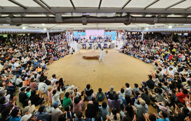 유네스코 세계유산 안동시 곳곳에서 설 연휴 기간 다양한 관광거리와 체험거리들이 마련된다. 사진은 연휴기간 내내 하회마을에서 볼 수 있는 세계인류무형문화유산 하회별신굿탈놀이 모습. 안동시 제공