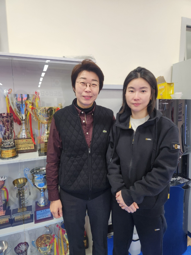 경북 성주군청 여자태권도선수단 박은희(왼쪽) 감독과 도해경 코치. 전병용 기자