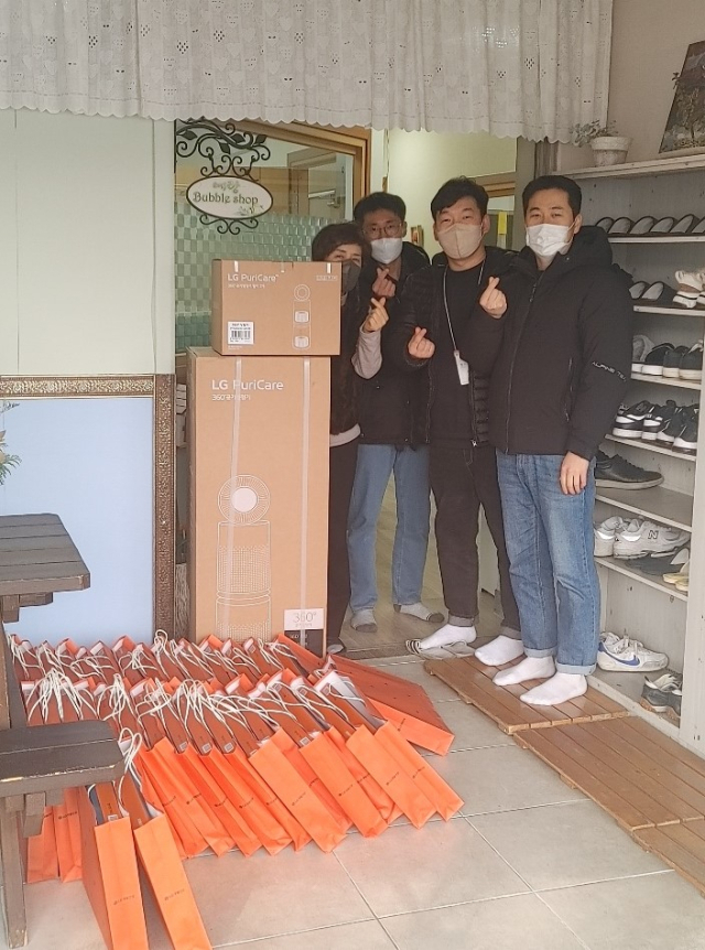 구미국가산업단지 내 LG디스플레이 USR 사회공헌활동팀이 구미중증장애인자립지원센터에 공기청정기와 설선물세트를 전달하고 있다. 구미중증장애인자립지원센터 제공