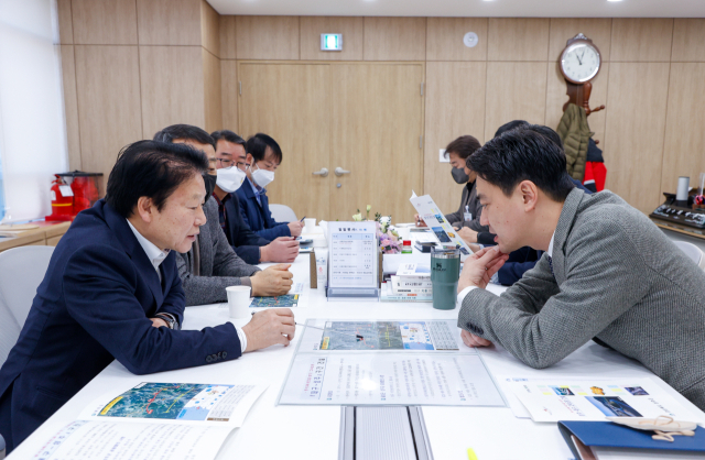 이병환(사진 왼쪽) 성주군수가 최재훈 달성군수에게 성주~대구구간 고속도로 건설사업에 대해 설명을 하고 있다. 성주군 제공
