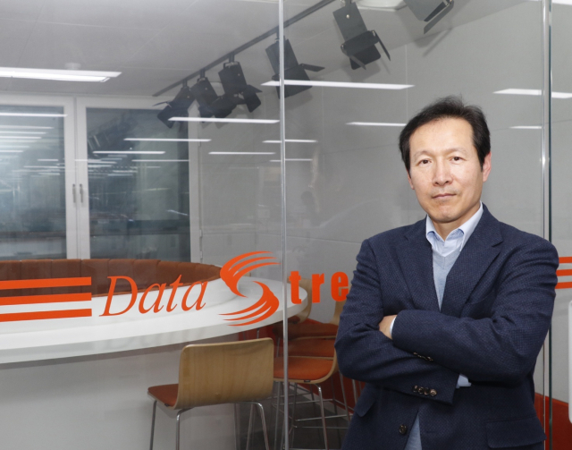 자신이 경영하고 있는 데이터스트림즈 회의실 앞에서 새해 구상을 설명하고 있는 이영상 대표. 강경석 객원기자