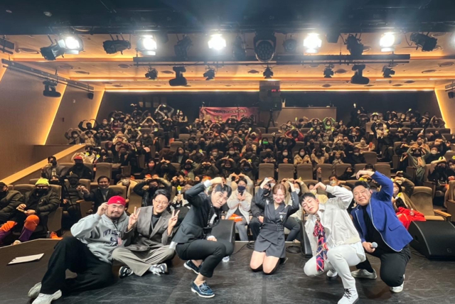 콘서트를 마치고 기념 사진을 촬영했다. 앞줄 왼쪽부터 마아성 대표, 전홍민 작곡가, 가수 최대성·문초희·정호, MC 정진욱, 촬영 개그맨 정범균씨. 마엔터테인먼트 제공