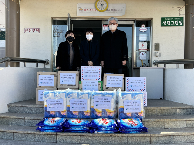 대구동부교육지원청 직원들이 20일 오후 3시 수성구 사월동에 있는 성림아동원을 방문해 생필품과 간식 등을 전달하고 따뜻한 위로와 격려의 말을 전했다. 대구시교육청 제공