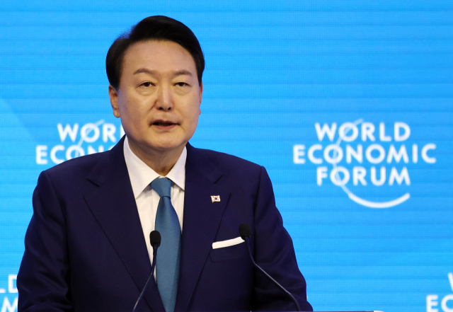 윤석열 대통령이 19일(현지시간) 스위스 다보스에서 열린 2023 세계경제포럼(WEF·다보스포럼) 연차총회 단독 특별연설에서 