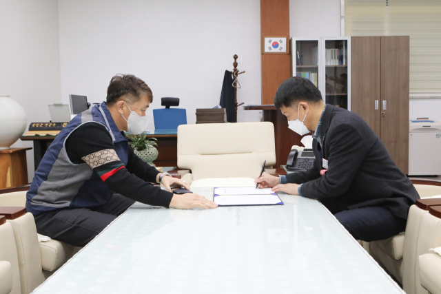 윤태열 울진부군수(사진 오른쪽)가 명예공무원노조 가입서를 작성하고 있다. 울진군제공