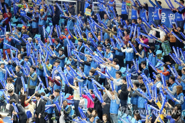 지난 2019년 경북 김천실내체육관에서 열린 프로배구 여자부 플레이오프 3차전 한국도로공사와 GS칼텍스의 경기. 관중이 도로공사를 응원하는 모습. 연합뉴스