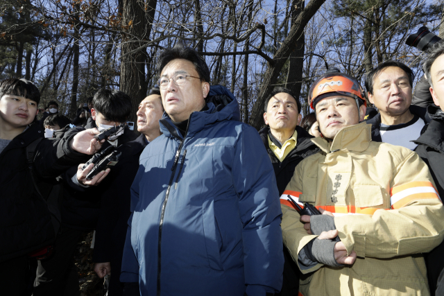 국민의힘 정진석 비상대책위원장이 20일 오전 서울 강남구 개포동 구룡마을 4구역을 찾아 화재현장을 살펴보고있다. 연합뉴스
