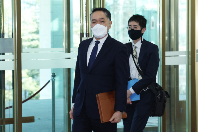 일본 정부가 사도 광산 세계문화유산 정식추천서를 유네스코에 다시 제출한 것으로 알려진 20일 오후 주한일본대사 대리인 나미오카 다이스케 경제공사가 서울 종로구 외교부 청사로 초치 되고 있다. 연합뉴스