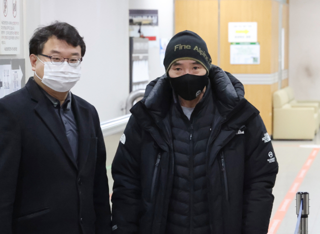 서해피격 피해자 유족 이래진씨가 20일 서울 서초구 중앙지법에서 열린 박지원 전 국정원장, 서욱 전 국방장관의 첫 공판준비기일에 참석하고 있다. 연합뉴스