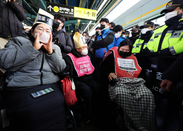 20일 오전 경기 시흥시 지하철 4호선 오이도역에서 전국장애인차별철폐연대(전장연) 회원들이 탑승 시위를 벌이려다 경찰과 대치하고 있다. 연합뉴스