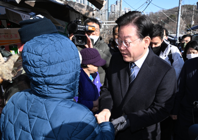 더불어민주당 이재명 대표가 20일 오전 화재가 발생한 서울 강남구 개포동 구룡마을을 방문해 주민과 인사하고 있다. 연합뉴스