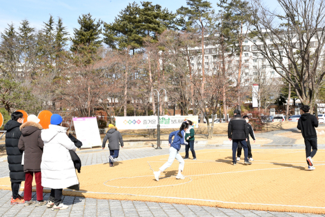 지난해 보문관광단지 새해맞이 행사장에서 어린이 관광객들이 오징어게임을 즐기고 있다. 경북문화관광공사 제공