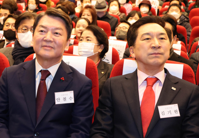 15일 국회에서 열린 서울시 양천구 해누리타운에서 열린 국민의힘 서울 양천갑 당원대회에서 당대표에 출마한 김기현 의원(오른쪽)과 안철수 의원이 자리에 앉아 있다 연합뉴스