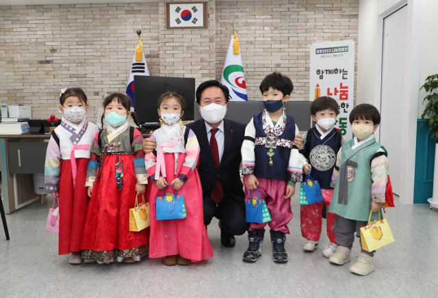 권기창 안동시장은 20일 시청 직정어린이집을 찾아 어린이들과 새해인사를 나눴다. 안동시 제공