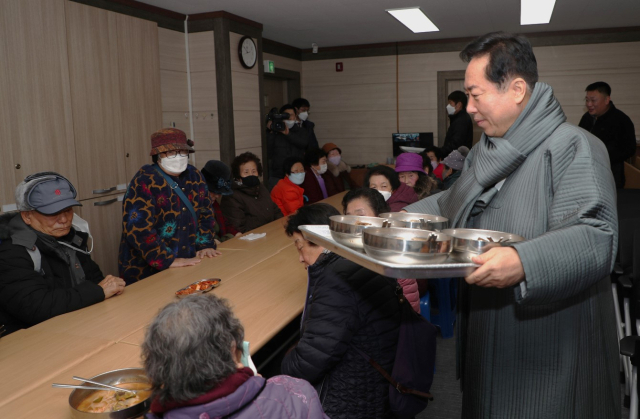권기창 안동시장은 설 연휴가 시작된 21일 안동역과 버스터미널에서 귀성객 환영 인사에 나서고 경찰 지구대와 119안전센터, 자원봉사센터를 찾아 시민들에게 설 명절 희망 메세지를 전했다. 사진은 자원봉사센터에서 어르신들에게 배식봉사하는 모습. 안동시 제공