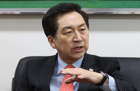 국민의힘 당권 주자인 김기현 의원이 20일 오전 울산시 남구 울산시노인복지관을 방문해 관계자들과 대화하고 있다. 연합뉴스