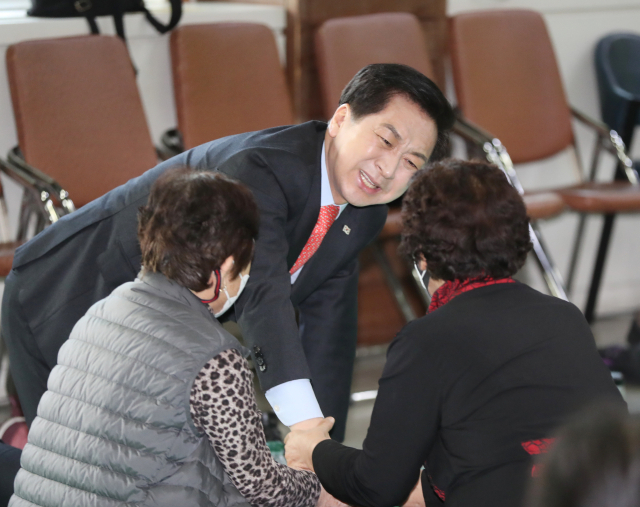 국민의힘 당권 주자인 김기현 의원이 20일 오전 울산시 남구 울산시노인복지관을 방문해 시민과 인사하고 있다. 연합뉴스