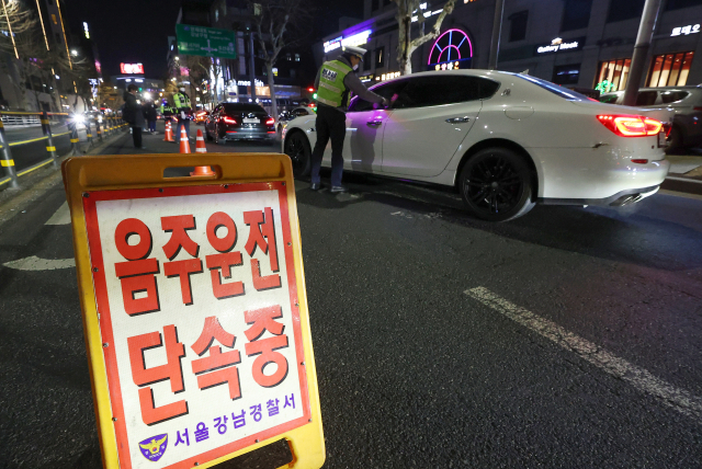 서울 강남구 압구정로데오역 인근에서 경찰이 음주운전을 단속하고 있다. 연합뉴스