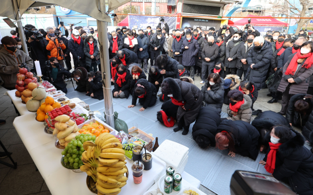 설날인 22일 서울 용산구 녹사평역광장에 마련된 10·29 이태원 참사 희생자 합동분향소에서 유가족들이 눈물을 흘리며 합동 차례를 지내고 있다. 연합뉴스