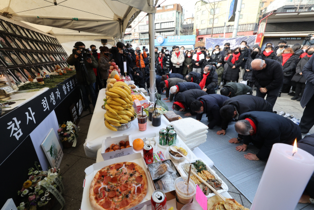 설날인 22일 서울 용산구 녹사평역광장에 마련된 10·29 이태원 참사 희생자 합동분향소에서 유가족들이 합동 차례를 지내고 있다. 연합뉴스