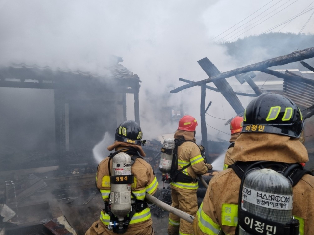 22일 안동시 남선면 한 주택에서 발생한 화재 현장에서 소방대원들이 진화 작업을 벌이고 있다. 경북소방본부 제공