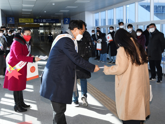 박남서 영주시장이 귀성객들에게 관광홍보물을 배포하고 있다. 영주시 제공