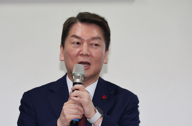 국민의힘 당권 주자인 안철수 의원이 20일 오전 서울 노원구 한 빌딩에서 열린 국민의힘 노원구을 당협 당원 간담회에서 인사말을 하고 있다. 연합뉴스
