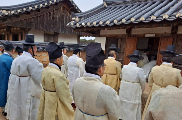 경북 안동 하회마을 종가의 설 차례 모습이 3년만에 공개됐다. 이날 30여명은 풍산류씨 후손들은 대종가인 양진당 사당에 모여 간단하게 차례상을 차리고 조상께 설차사를 올렸다. 안동시 제공