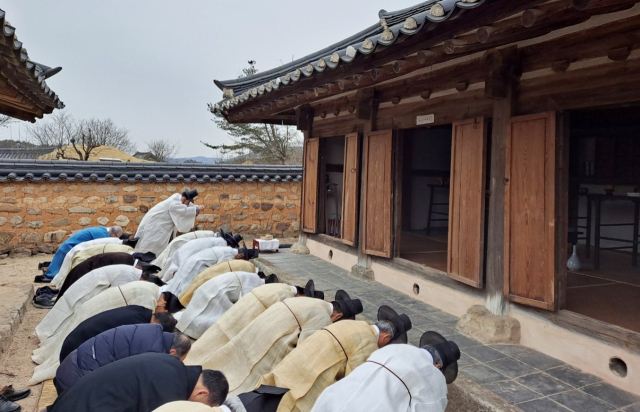경북 안동 하회마을 종가의 설 차례 모습이 3년만에 공개됐다. 이날 30여명은 풍산류씨 후손들은 대종가인 양진당 사당에 모여 간단하게 차례상을 차리고 조상께 설차사를 올렸다. 안동시 제공