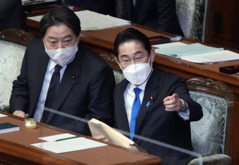 기시다 후미오 일본 총리(오른쪽)와 하야시 요시마사 외무상이 23일 국회 연설에 앞서 이야기를 나누고 있다. 연합뉴스