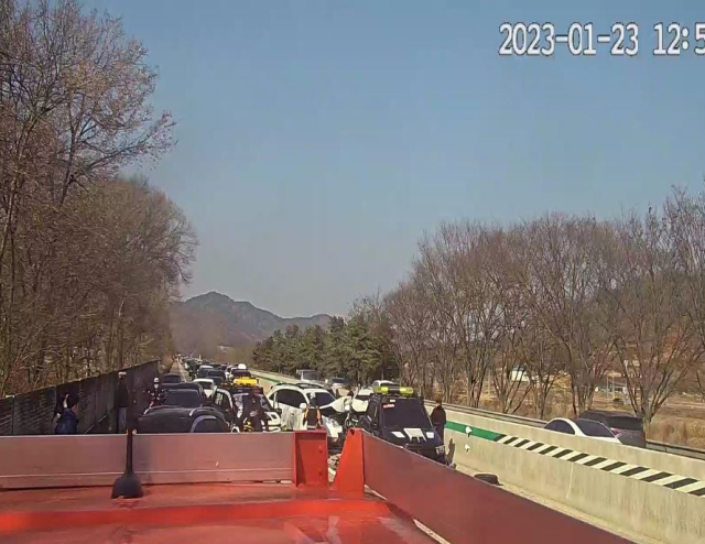 중앙고속도로 대구 방향 의성 나들목 사고현장. 경북소방본부 제공