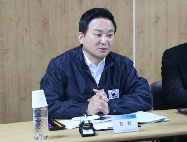 원희룡 국토교통부 장관이 서울 강남구와 서초·송파·용산구 등을 규제지역에서 해제할 것을 고려하지 않고 있다고 언급했다. 부동산 시장이 얼어붙은 상황에서 정부가 온기를 불어넣는 역할을 하겠지만, 해당 지역의 경우 투기를 부추길 수 있어 신중하게 접근해야 한다는 이유에서다. 원희룡 국토교통부 장관이 12일 부산 강서구 명문초등학교에서 공사 현장을 점검한 뒤 피해 학부모와 간담회를 하고 있다. 연합뉴스