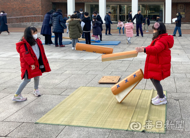 설 연휴 시민들은 오랜만에 모인 가족, 친지들과 도심 공원, 박물관 등에 마련된 민속놀이장을 찾아 즐거운 시간을 보냈다. 23일 국립대구박물관에서 어린이들이 윷놀이 체험을 하고 있다. 우태욱 기자 woo@imaeil.com
