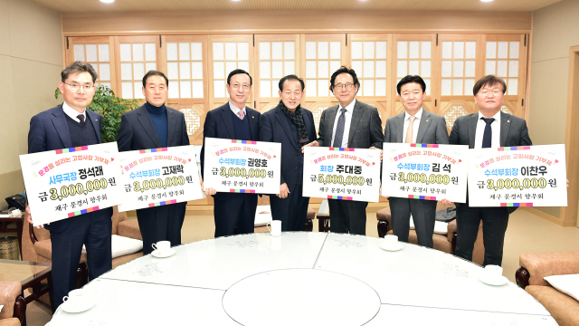 설을 앞둔 지난 19일 재구문경시향우회 회장단 6명이 문경시를 방문 고향사랑기부제에 성금을 기탁한 뒤 신현국 문경시장과 기념촬영을 하고 있다. 좌로부터 정석래 사무국장, 고재락 수석부회장, 권영호 수석부회장, 신현국 문경시장, 주대중 회장, 김석 수석부회장, 이찬우 수석부회장. 문경시 제공