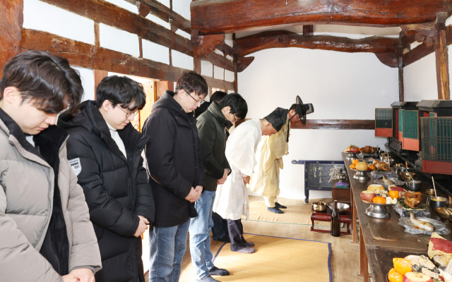설날 박곡종택에 모인 문중인들이 사당에서 차례를 지내고 있다. 칠곡군 제공↓