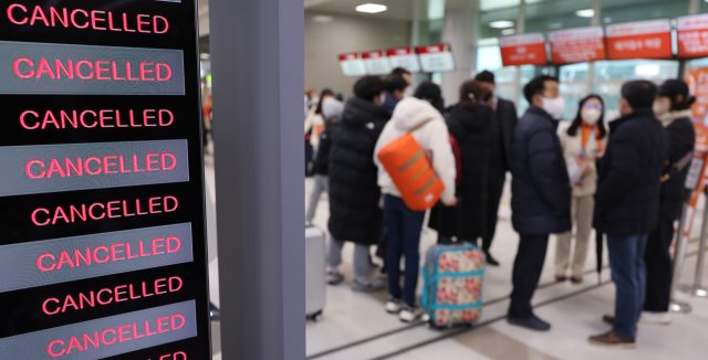 설 연휴 마지막 날인 24일 오전 폭설과 강풍이 몰아쳐 항공편이 전편 결항한 가운데 제주공항 출발층 안내판이 결항을 알리고 있다. 연합뉴스
