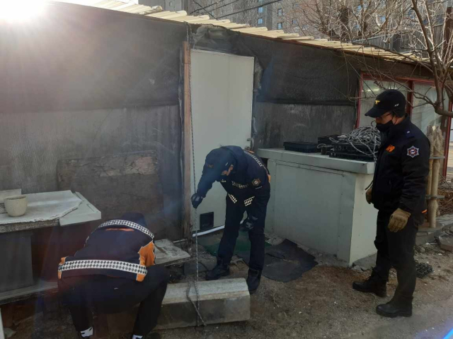 24일 오전 9시 4분쯤 경북 구미시 원평동 한 주택에서 119소방대원이