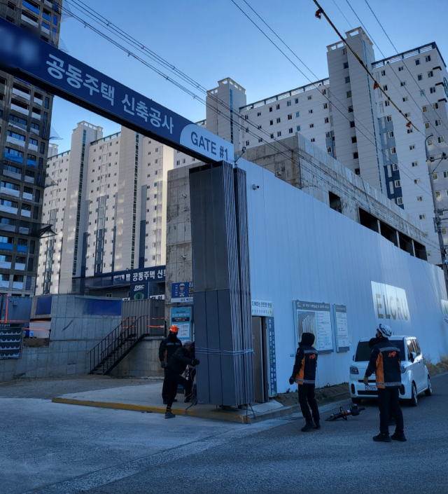 24일 오전 8시 41분쯤 경북 성주군 성주읍 한 공사 현장에서 119소방대원이 