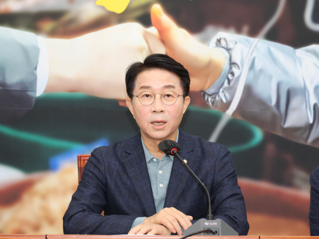 더불어민주당 조정식 사무총장이 24일 오전 국회 대표실에서 열린 설 민심 기자간담회에서 발언하고 있다. 연합뉴스