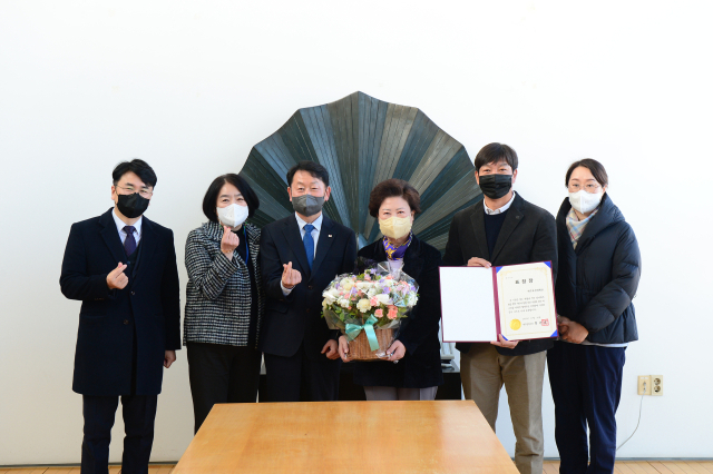 대구보건대가 혈액 수급 안정화에 기여한 공로로 대구시장 표창을 수상하고 기념촬영을 하고 있다. 대구보건대