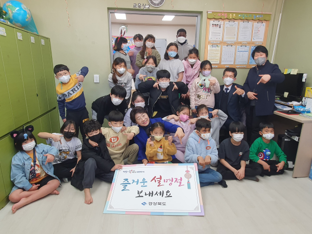 이달희 경북도 경제부지사는 민족 대명절 설을 맞아 지난 19일 경북 칠곡군 왜관시장에서 장을 보고 그루터기 지역아동센터에서 위탁 아동과 보육교사들을 격려했다. 경북도 제공