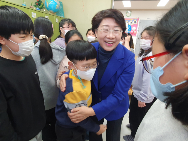 이달희 경북도 경제부지사는 민족 대명절 설을 맞아 지난 19일 경북 칠곡군 왜관시장에서 장을 보고 그루터기 지역아동센터에서 위탁 아동과 보육교사들을 격려했다. 경북도 제공