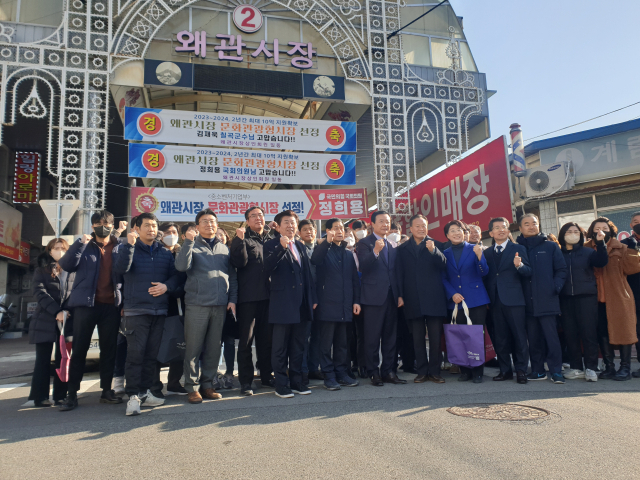 이달희 경북도 경제부지사는 민족 대명절 설을 맞아 지난 19일 경북 칠곡군 왜관시장에서 장을 보고 그루터기 지역아동센터에서 위탁 아동과 보육교사들을 격려했다. 경북도 제공