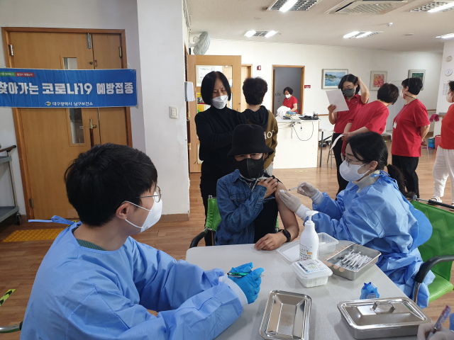 대구 남구는 지난 11월부터 감염취약시설에 대한 추가 접종을 집중적으로 실시한 결과, 접종률 69.9%로 정부에서 제시한 목표치 60%를 초과 달성했다. 대구 남구청 제공