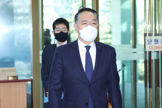 일본 정부가 사도 광산 세계문화유산 정식추천서를 유네스코에 다시 제출한 것으로 알려진 20일 오후 주한일본대사 대리인 나미오카 다이스케 경제공사가 서울 종로구 외교부 청사로 초치 되고 있다. 연합뉴스
