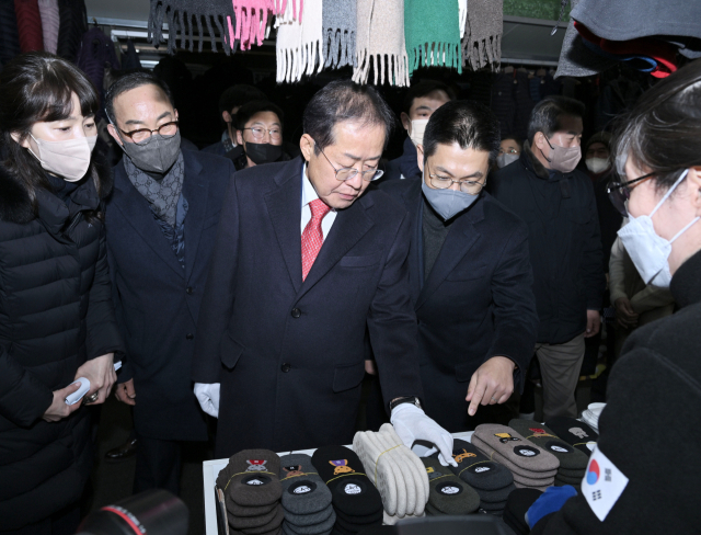 홍준표 대구시장이 설을 앞두고 18일 서문시장을 방문, 전통시장에서 장보기를 하고 있다. 연합뉴스