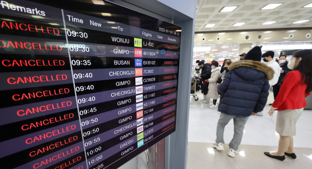설 연휴 마지막 날인 24일 오전 폭설과 강풍이 몰아쳐 항공편이 전편 결항한 가운데 제주공항 출발층 안내판이 결항을 알리고 있다. 연합뉴스